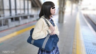 สาวในเครื่องแบบเป็นเป้าหมายมื้ออาหาร