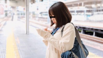 Nana Amano, une étudiante en uniforme trompeuse dans le train