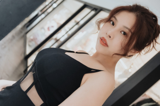 Angel Films, une jeune femme de 25 ans, attachée de presse d'un hôtel, a été draguée juste après le travail. Son pénis, raide comme une pierre, n'a pas supporté la stimulation rapide entre ses seins d'un blanc immaculé et a éjaculé violemment.
