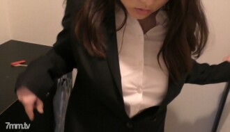 [巨乳/3P狂歡] 皮膚白皙豐腴眼罩的辦公室麗人實體銷售，連拍2次！她吸吮著兩根雞巴，而她那充滿彈性的胸部卻在顫抖！