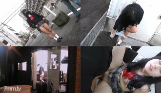 【本地曝光&公開性愛秀】女孩從家鄉在學校門前曝光，被扔進粉絲參與公開狂歡訓練。最糟糕的一天，所有的洞都被溢出，精子被扔進了子宮後部