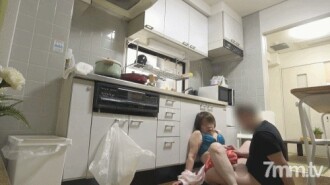 [Unzensiertes x persönliches Shooting] Mutter des Liebeskerls Nr. 5!? Plötzlich zu mir nach Hause geeilt und berichtet, dass "Meine Tochter hat eine Affäre" auch ein Affärenpartner ist, und ich eine super reife Frau über den 60. Geburtstag in der Küche vergewaltigt und heimlich geschossen habe