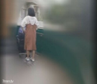 先ほど訪問【個人】お子さんが寝る横で声を殺し悶え、他人棒に孕ませられる若シンママに無許可で中出し