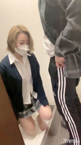 <Recommandé> Après avoir fait une pipe à une fille en uniforme à l'entrée, je me suis déplacé vers le lieu de stockage des pneus et je me suis fait baiser www FC2-PPV-2753906