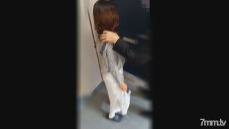 Wanita menikah yang bertahan sambil terus percaya pada suaminya