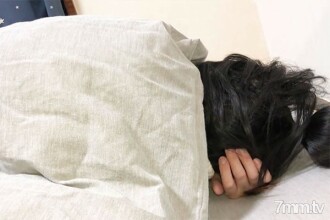 Tembakan pertama 3P! ! [Foto individu / tanpa sensor] Saya melanggar adik teman saya yang sedang tidur nyenyak. Ketika saya tinggal di rumah seorang teman, saya melihat kesenangan bahwa teman saya pergi berbelanja, dan saya meniduri adik saya dengan onaho daging! ! !