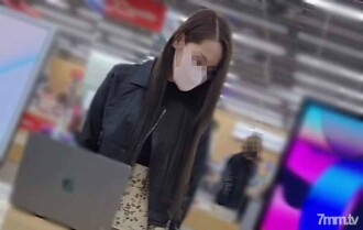 [個人] 美女酒吧美女老闆，節假日抗拒收藏，卻強行將陰部露在戶外，美腿和纖細四肢大量射精