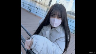 第一槍！ ！明天限時1980pt！ ！當眾下流讓我興奮... 一個漂亮的接待員，有著可愛的臉龐和特殊的傾向，到戶外去喝她的體液，嘴裡含著精液！ ！然後她被帶到封閉的房間裡，射精了！ ！