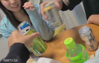 Unterstützung einer Tagesmutter für die Frau und die Kinder eines Kindes. Nachdem ich mit meinen Freunden getrunken hatte, verwöhnte ich andere mit Rohkost und betrachtete mich gleichzeitig mit geschlossenen Augen.