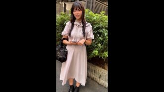 我搭訕了一個長得像西野七海的女孩，結果發現她竟然是個老師！ ！看來她沒什麼機會認識人，所以我們最後去了她家喝酒，然後我就在她體內射精了。
