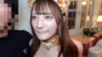 *這是最後一個* [否] 一個身高142cm的超級嬌小的女僕咖啡廳女孩。 **她勉強同意拍攝，所以我給了她很多半內半外的體內射精。 **