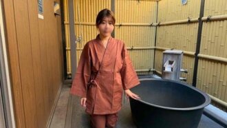 [Non] Une servante dans un ryokan (auberge japonaise). Une beauté raffinée, mince et au teint clair. Une femme sensuelle à la silhouette sublime qui séduit les clients. [Version in...