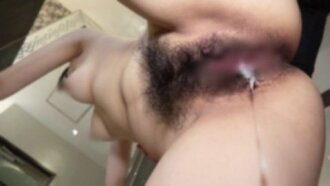Eine reine und unschuldige, natürliche Schönheit mit viel Körperbehaarung! Ich kann meinen Samenerguss auf ihre Brüste und ihre triefend nasse Muschi nicht zurückhalten ♡ Ich stoße...