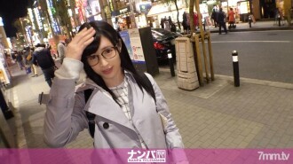 Seriamente flirty, primeiro tiro. 1340 Uma garota de óculos que adora livros é encontrada em Shimbashi. De repente, dizendo "Por favor, deixe-me fazer sexo", um homem entrou de repente e me acusou de "Por que você está usando meu quarto sem permissão?"