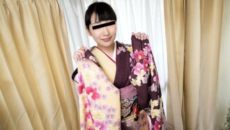 一位穿著和服、胸部豐滿柔軟的女孩