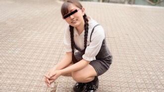 หญิงสาวสวมแว่นตาสีแดงที่สนใจในการพัฒนาบั้นท้ายของเธอด้วย