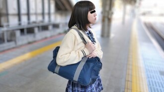 Fille en uniforme ciblée qui est prête à manger