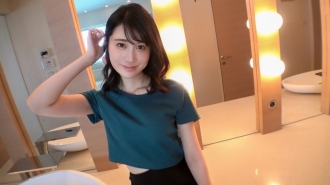 [Ah... ça fait du bien...] Une beauté élancée se noie dans son sexe préféré ! Quand la grosse bite touche le fond de son vagin, elle se tord les hanches et jouit ! ! [Premier tournage] Application AV en ligne → Prise de vue d'expérience AV 2037