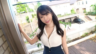 Uma linda irmã mais velha com um sorriso fofo se inscreveu para um AV por curiosidade! Ela brinca com seu corpo frustrado e esguicha muito na frente da câmera! ! Depois que ela se acostuma, ela se reveza no ataque e na defesa, lambendo os mamilos do homem e balançando os quadris! ! [Primeira filmagem] Aplicativo AV online → Experiência AV filmagem 2108